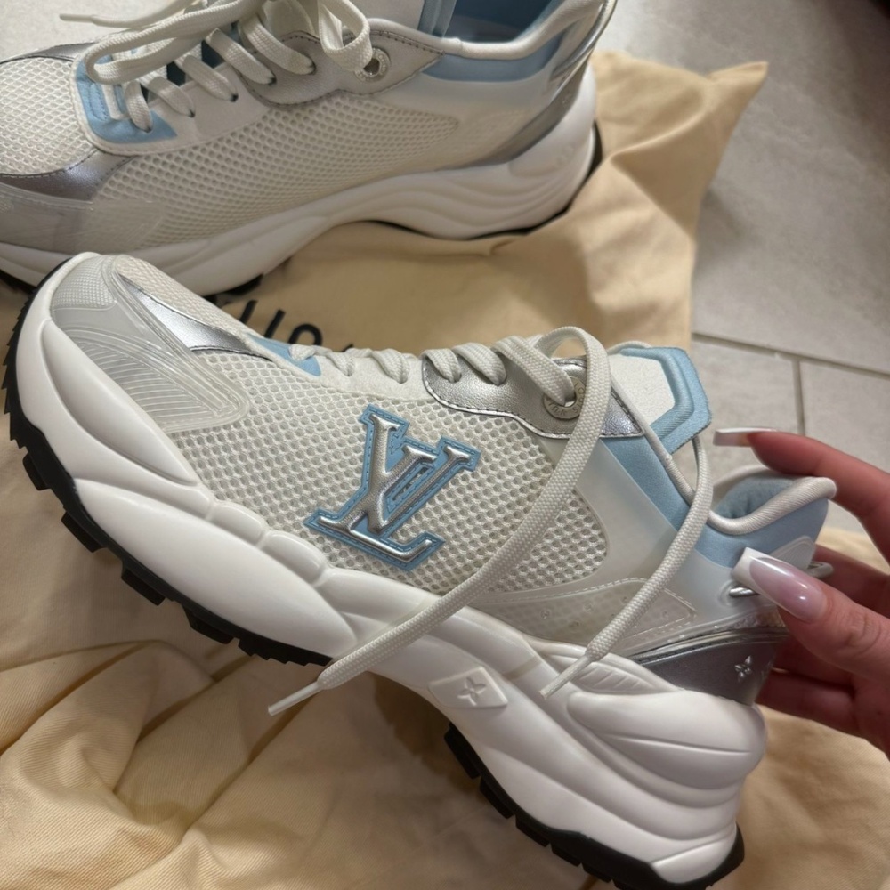 LOUIS VUITTON SNEAKERS